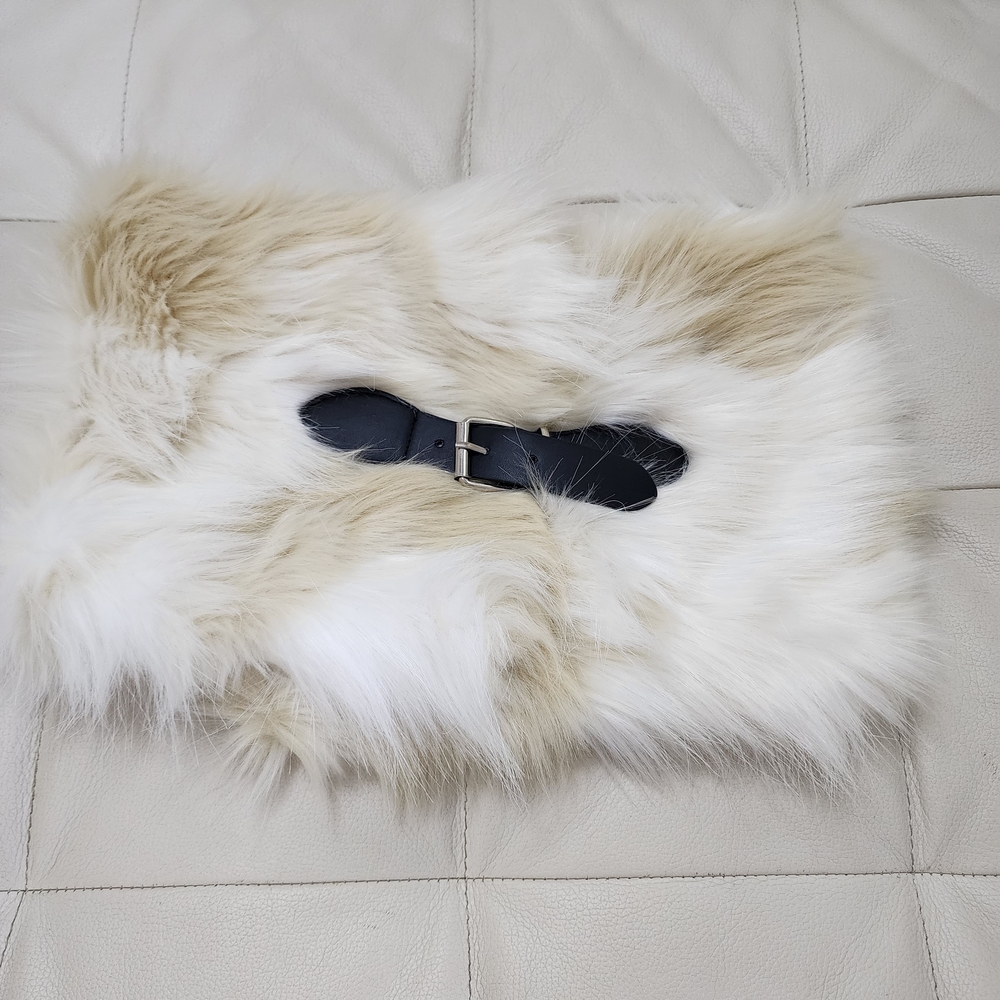 NWOT Nasty Gal Cream Faux Fur Scarf with Black Buckle - Picture 3 of 5